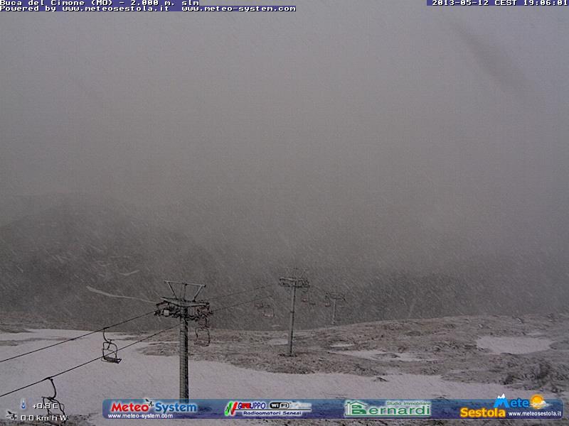 12 maggio 2013: improvvisa nevicata sul Cimone, immagine webcam Buca del cimone da www.meteosestola.it
