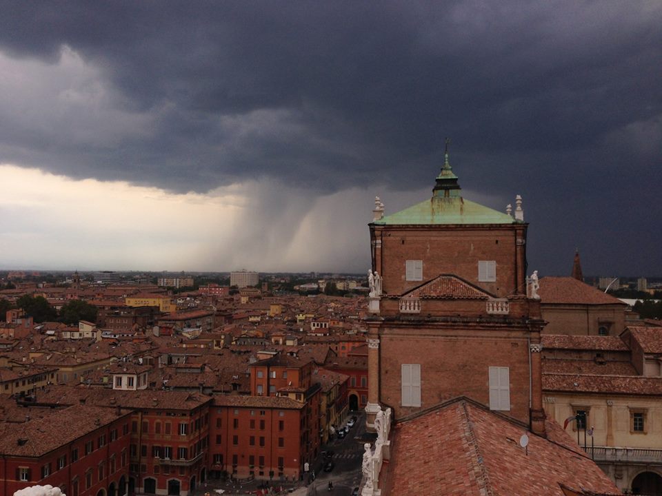 il temporale di Reggio Emilia visto da Modena